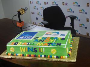 Murray received a cake to celebrate his 500th win (photo credit: Esam Taha)